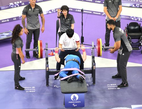 바벨을 드는 정연실(파리=연합뉴스) 공동취재단 = 정연실이 7일(한국시간) 프랑스 파리 포르트드라샤펠에서 열린 2024 파리 패럴림픽 역도(파워리프팅) 여자 73㎏급 경기에서 바벨을 들고 있다.