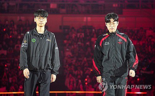 고독한 두 탑 라이너, 도란과 제우스(경주=연합뉴스) 김주환 기자 = 7일 경북 경주실내체육관에서 열린 2024 LCK 서머 결승 진출전 한화생명e스포츠와 T1의 경기.     경기 시작에 앞서 탑 라이너인 한화생명 '도란' 최현준(왼쪽)과 T1 '제우스' 최우제가 입장하고 있다. 2024.9.7 jujuk@yna.co.kr