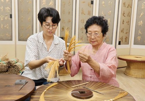 힘들고 고된 양태 일(제주=연합뉴스) 변지철 기자 = 어머니 장순자(84, 오른쪽) 국가무형유산 갓일·양태 기능보유자와 그의 딸 양금미(48) 이수자가 지난 8월 30일 제주시 조천읍 교래리에 위치한 갓 전시관에서 대나무를 실처럼 가늘게 가공한 대오리를 들어보이며 양태 만드는 작업을 설명하고 있다. 2024.9.8