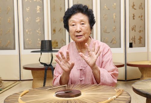 인터뷰하는 장순자 선생(제주=연합뉴스) 변지철 기자 = 장순자(84) 국가무형유산 갓일·양태 기능보유자가 지난 8월 30일 제주시 조천읍 교래리에 위치한 갓 전시관에서 연합뉴스와 인터뷰하고 있다. 2024.9.8