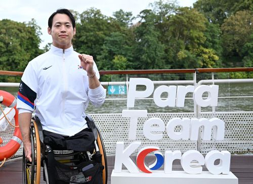 원유민, IPC 선수위원 당선(파리=연합뉴스) 공동취재단 = 국제패럴림픽위원회(IPC) 선수위원에 당선된 원유민이 7일(현지시간) 프랑스 파리 센강 선상에서 열린 대한장애인체육회 주최 '한국 선수단의 밤' 행사에서 인터뷰 후 포즈를 취하고 있다.
