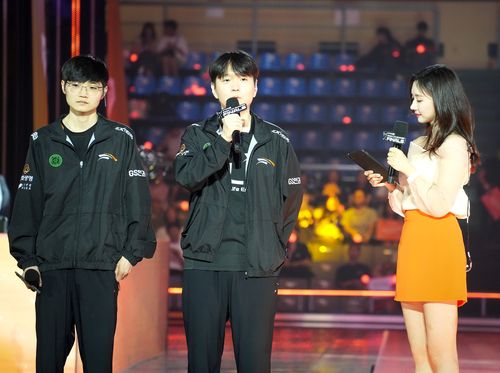 우승 후 인터뷰하는 한화생명 최인규 감독(경주=연합뉴스) 김주환 기자 = 8일 경북 경주시 경주실내체육관에서 열린 2024 LCK 서머 결승전에서 한화생명e스포츠 최인규 감독(가운데)이 우승을 확정한 후 무대에서 인터뷰하고 있다. 왼쪽은 이재하 코치, 오른쪽은 윤수빈 아나운서. 2024.9.8 jujuk@yna.co.kr