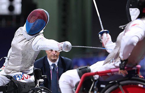 찌르기 공격하는 조은혜(파리=연합뉴스) 휠체어 펜싱 국가대표 조은혜(왼쪽)가 5일(현지시간) 프랑스 파리 그랑팔레에서 열린 2024 파리 패럴림픽 휠체어 펜싱 여자 플뢰레 단체전에서 찌르기 공격을 시도하고 있다. 2024.9.6 [대한장애인체육회 제공. 재배포 및 DB 금지] photo@yna.co.kr