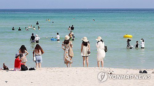 "9월인데도 덥다. 제주 바다로!"(제주=연합뉴스) 변지철 기자 = 폭염특보가 발효 중인 7일 제주레저힐링축제가 열리는 제주시 조천읍 함덕해수욕장에서 피서객들이 물놀이하며 더위를 식히고 있다. 2024.9.7 bjc@yna.co.kr