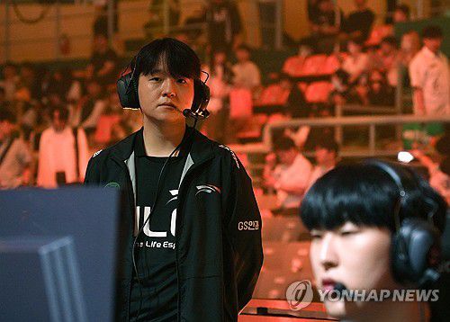 제카 바라보는 한화생명 최인규 감독(경주=연합뉴스) 김주환 기자 = 8일 경북 경주시 경주실내체육관에서 열린 2024 LCK 서머 결승전 시작 전 한화생명e스포츠 최인규 감독이 장비를 점검하는 '제카' 김건우를 지켜보고 있다. 2024.9.8 jujuk@yna.co.kr