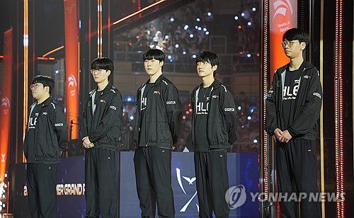 한화생명e스포츠 "8년 만에 왕좌 되찾겠다"(경주=연합뉴스) 김주환 기자 = 8일 경북 경주시 경주실내체육관에서 열린 2024 LCK 서머 결승전 개막 행사에서 한화생명e스포츠 선수단이 나란히 서있다. 2024.9.8 jujuk@yna.co.kr