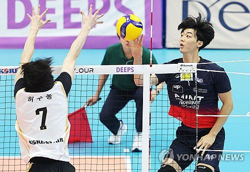 공격하는 몬차 이우진(수원=연합뉴스) 홍기원 기자 = 8일 오후 경기도 수원실내체육관에서 열린 '2024 한국-이탈리아 남자배구 글로벌 슈퍼매치' 팀 코보(KOVO)와 베로 발리 몬차의 경기. 몬차 이우진이 공격하고 있다. 2024.9.8 xanadu@yna.co.kr