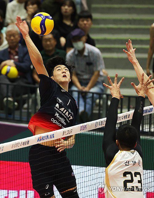 공격하는 이우진(수원=연합뉴스) 홍기원 기자 = 8일 오후 경기도 수원실내체육관에서 열린 '2024 한국-이탈리아 남자배구 글로벌 슈퍼매치' 팀 코보(KOVO)와 베로 발리 몬차의 경기. 몬차 이우진이 공격하고 있다. 2024.9.8 xanadu@yna.co.kr