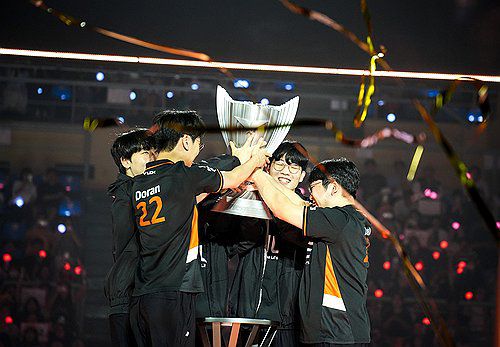 한화생명e스포츠, 젠지 꺾고 8년 만에 LCK 서머 우승(경주=연합뉴스) 김주환 기자 = 8일 경북 경주시 경주실내체육관에서 열린 2024 LCK 서머 결승전 한화생명e스포츠와 젠지e스포츠의 경기에서 한화생명 선수들이 세트 스코어 3대2로 우승을 확정한 뒤 트로피를 들어올리고 있다. 2024.9.8 jujuk@yna.co.kr