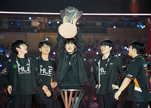 한화생명e스포츠, 젠지 꺾고 8년 만에 LCK 서머 우승(경주=연합뉴스) 김주환 기자 = 8일 경북 경주시 경주실내체육관에서 열린 2024 LCK 서머 결승전 한화생명e스포츠와 젠지e스포츠의 경기에서 한화생명 선수들이 세트 스코어 3대2로 우승을 확정한 뒤 트로피를 들어올리고 있다. 2024.9.8 jujuk@yna.co.kr