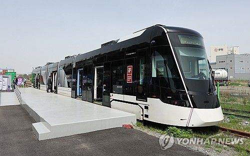 출발 기다리는 수소트램[연합뉴스 자료 사진]