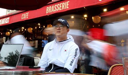 인터뷰하는 한국 선수단 MVP 박진호(파리=연합뉴스) 공동취재단 = 2024 파리 패럴림픽 사격에서 2관왕에 오른 박진호가 8일(현지시간) 프랑스 파리 시내에서 인터뷰하고 있다.