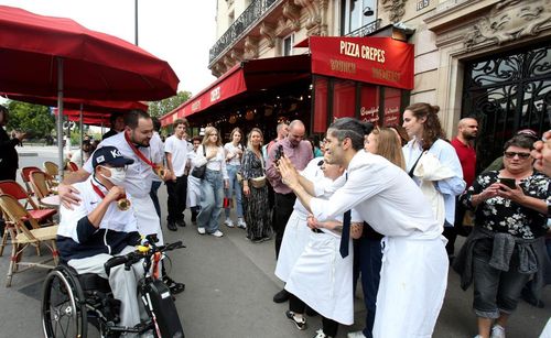 파리 시민들과 사진 찍는 박진호(파리=연합뉴스) 공동취재단 = 2024 파리 패럴림픽 사격에서 2관왕에 오른 박진호가 8일(현지시간) 프랑스 파리 시내에서 인터뷰 후 파리 시민들의 기념사진 요청에 응하고 있다.
