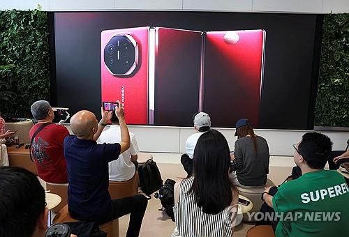 화웨이의 트리플 폴드 스마트폰 '메이트 XT'[로이터=연합뉴스]