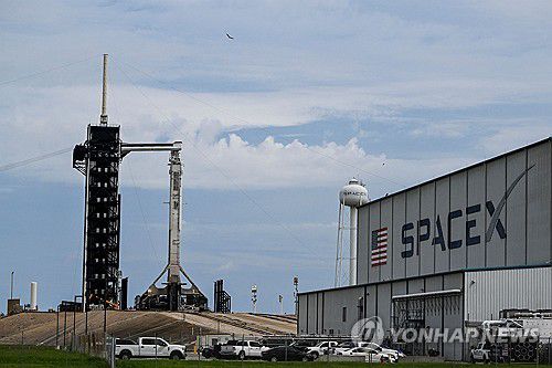 9일(현지시간) '폴라리스 던' 비행 위해 우주선 발사 준비 중인 스페이스X[AFP=연합뉴스. 재판매 및 DB 금지]