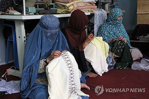 바느질하는 아프간 여성들아프가니스탄 여성들이 지난 4일 남부 칸다하르의 한 옷 가게에서 바느질하고있다. [EPA 연합뉴스 자료사진. 재판매 및 DB 금지]