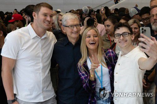 아이폰 출시 행사장서 셀카 찍는 쿡 CEO(쿠퍼티노 로이터=연합뉴스) 팀 쿡 애플 최고경영자(CEO)가 9일(현지시간) 미국 캘리포니아주 쿠퍼티노 애플 본사 스티브 극장에서 열린 아이폰 신제품 출시 행사에 참석해 미국 올림픽 대표 선수들과 셀카를 찍고 있다. 애플은 이날 인공지능(AI) 기능을 탑재한 아이폰 16 시리즈를 선보였다. 2024.09.10 passion@yna.co.kr