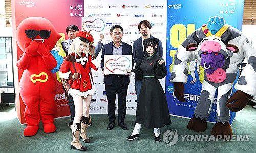 '부천국제만화축제로 놀러 오세요'(서울=연합뉴스) 진연수 기자 = 10일 오후 서울 중구 광일빌딩에서 열린 제27회 부천국제만화축제 기자간담회에서 내빈 및 코스어들이 기념촬영을 하고 있다. 2024.9.10 jin90@yna.co.kr