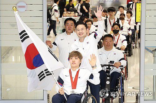 파리 패럴림픽 선수단 귀국(영종도=연합뉴스) 김성민 기자 = 2024 파리 패럴림픽에 출전한 대한민국 선수단이 10일 오후 인천 영종도 인천국제공항 제2여객터미널을 통해 귀국하고 있다. 2024.9.10 ksm7976@yna.co.kr