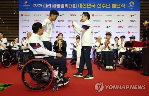순금 메달 받는 김황태(영종도=연합뉴스) 김성민 기자 = 장애인 트라이애슬론 국가대표 김황태가 10일 오후 인천국제공항 제2여객터미널에서 열린 2024 파리 패럴림픽 대한민국 선수단 해단식에서 순금 메달을 받고 있다. 2024.9.10 ksm7976@yna.co.kr