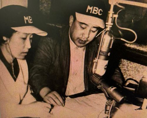 1965년 대선 단독 중계방송 중인 임택근, 강영숙 아나운서[문화방송 30년사 캡처]