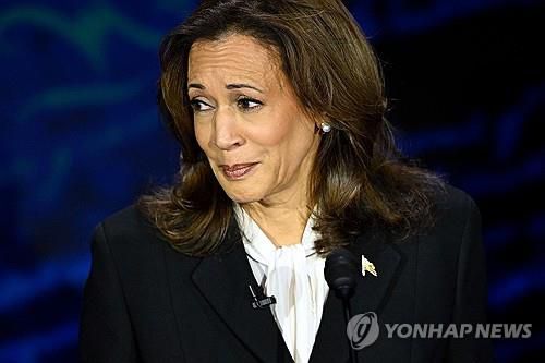 트럼프 발언을 바라보는 해리스[필라델피아=AFP 연합뉴스. 재판매 및 DB 금지] photo@yna.co.kr