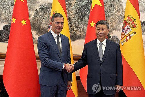 9일 베이징에서 만나 악수하는 페드로 산체스 스페인 총리와 시진핑 중국 국가주석[AFP=연합뉴스]