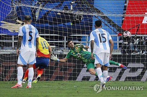 콜롬비아 하메스 로드리게스의 페널티킥 득점 장면[EPA=연합뉴스]