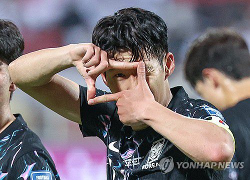 손흥민 '찰칵'(무스카트[오만]=연합뉴스) 서대연 기자 = 10일 오후(현지시간) 무스카트 술탄 카부스 경기장에서 열린 북중미 월드컵 3차 예선 대한민국과 오만의 경기. 손흥민이 득점한 뒤 세리머니를 하고 있다. 2024.9.11 dwise@yna.co.kr