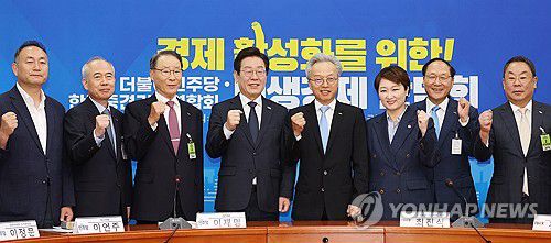 중견기업계 대표들과 파이팅 하는 이재명 대표(서울=연합뉴스) 김주형 기자 = 더불어민주당 이재명 대표(왼쪽 네번째)가 11일 오전 국회에서 열린 한국중견기업연합회 민생경제 간담회에서 최진식 한국중견기업연합회 회장 등 참석자들과 기념촬영을 하고 있다. 2024.9.11 kjhpress@yna.co.kr