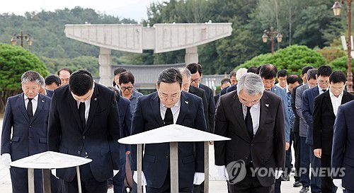 5·18 민주묘지 참배하는 오월 단체(광주=연합뉴스) 정다움 기자 = 11일 오전 광주 북구 국립 5·18 민주묘지에서 5·18 3단체(부상자회·공로자회·유족회) 회원들이 2·19 대국민공동선언 폐기 선언 기자회견 전 오월 영령에 참배하고 있다. 2024.9.11 daum@yna.co.kr