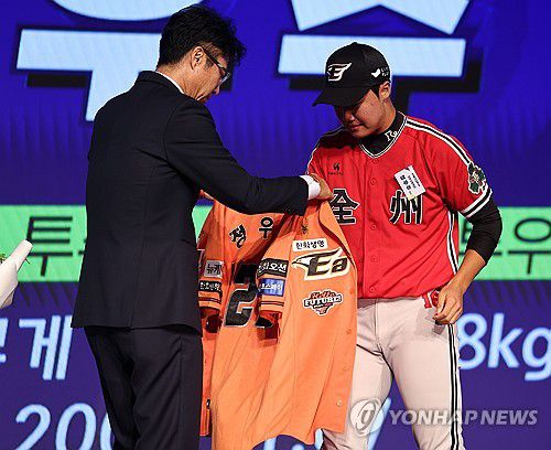 한화 지명받은 정우주(서울=연합뉴스) 류영석 기자 = 11일 오후 서울 송파구 롯데호텔 월드 크리스탈볼룸에서 열린 2025 KBO 신인 드래프트에서 한화 이글스에 1라운드 2순위 지명을 받은 정우주(전주고)가 손혁 단장으로부터 유니폼을 받고 있다. 2024.9.11 ondol@yna.co.kr