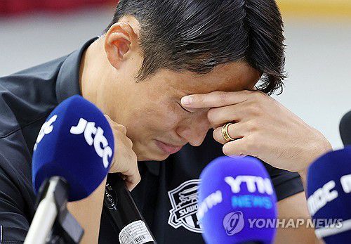 기자회견 중 눈물 흘리는 손준호(수원=연합뉴스) 권준우 기자 = 축구 국가대표 출신 손준호(수원FC)가 11일 오후 경기도 수원시 장안구 수원시체육회관에서 중국축구협회 영구 제명 징계 관련 기자회견을 하며 눈물을 흘리고 있다.      중국 프로축구 승부 조작 의혹 속에 중국 공안에 10개월 동안 구금됐다 지난 3월 풀려난 손준호는 중국축구협회 영구 제명 징계를 받았다. 2024.9.11 stop@yna.co.kr