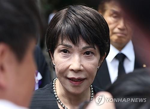 야스쿠니신사 참배한 다카이치 일본 경제안보담당상    (도쿄=연합뉴스) 박상현 특파원 = 다카이치 사나에 일본 경제안보담당상이 일본 패전일인 8월 15일 태평양전쟁 A급 전범이 합사된 도쿄 지요다구 야스쿠니신사를 참배한 후 기자들의 질문에 답하고 있다. 2024.8.15     psh59@yna.co.kr (끝)