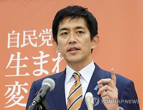 일본 자민당 총재 선거 출마 선언하는 고바야시 전 경제안보담당상    (도쿄 교도=연합뉴스) 고바야시 다카유키 전 일본 경제안보담당상이 지난 19일 열린 기자회견에서 내달 하순 치러지는 자민당 총재 선거에 출마하겠다는 의사를 밝히고 있다. 2024.8.20     photo@yna.co.kr