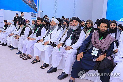 투르크멘 TAPI 행사에 참가한 아프간 탈레반 정부 인사들아프간 탈레반 정부 고위급 인사들이 11일(현지시간) 이웃 투르크메니스탄 이슬림 체슈마에서 열린 'TAPI 사업' 재개 기념행사에 참가하고 있다. [AFP 연합뉴스 자료사진. 재판매 및 DB 금지]