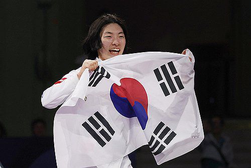 태극기 흔드는 권효경(파리=연합뉴스) 권효경이 7일(한국시간) 프랑스 파리 그랑팔레에서 열린 2024 파리 패럴림픽 휠체어펜싱 여자 개인전 에페(스포츠등급 A)에서 은메달을 딴 뒤 태극기를 흔들고 있다. 2024.9.7 [대한장애인체육회 제공. 재판매 및 DB 금지] photo@yna.co.kr