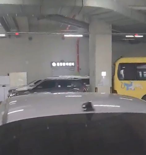 차량으로 막힌 관제실  [독자제공. 재판매 및 DB 금지]