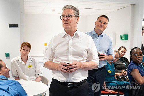 키어 스타머 총리(가운데)와 웨스 스트리팅 보건장관(오른쪽)[AFP 연합뉴스]