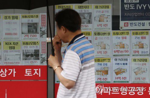 서울 주택 매매 소비심리지수 숨고르기 (서울=연합뉴스) 김성민 기자 = 서울 영등포구 한 부동산에 매매 관련 안내문이 붙어 있다. 2023.7.18 ksm7976@yna.co.kr