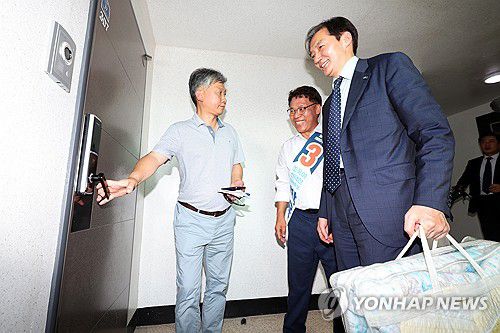 월세살이 시작하는 조국 대표(곡성=연합뉴스) 정다움 기자 = 13일 오후 전남 곡성군 한 다세대주택에서 조국혁신당 조국 대표가 이동하고 있다. 조 대표는 곡성군수 재선거에 출마한 박웅두 후보를 지원하기 위해 다세대주택에서 이날부터 생활할 예정이다. 2024.9.13 daum@yna.co.kr