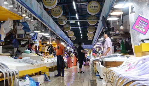 한산한 인천종합어시장[촬영 황정환]