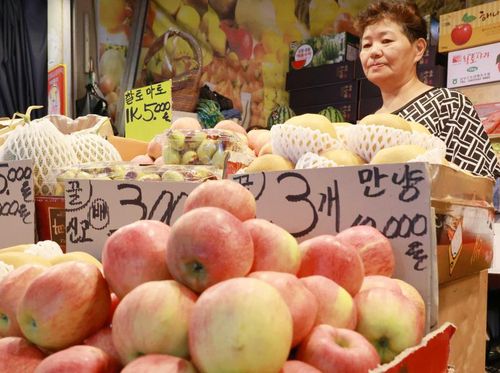 손님 기다리는 과일가게 상인[촬영 황정환]