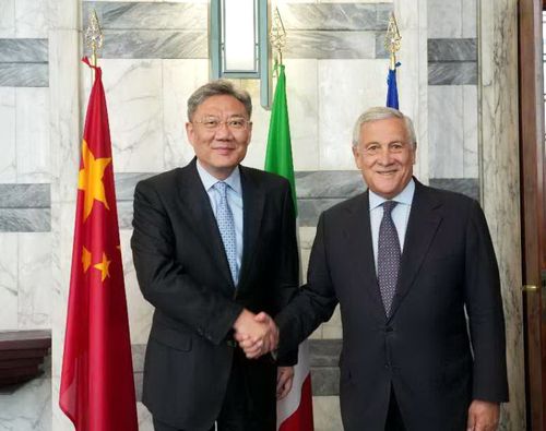 16일 만난 왕원타오 중국 상무부장과 안토니오 타야니 이탈리아 부총리[중국 상무부 제공. 재판매 및 DB 금지]