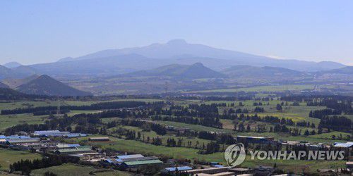 금오름 정상에서 바라본 한라산[연합뉴스 자료사진]