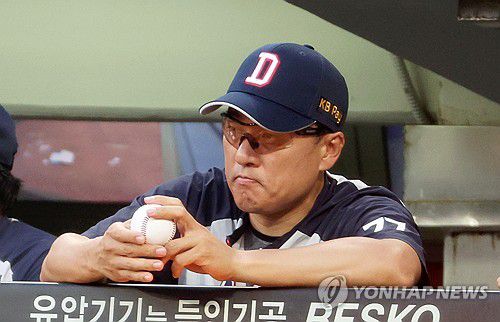 경기 지켜보는 이승엽 감독(광주=연합뉴스) 조남수 기자 = 1일 광주기아챔피언스필드에서 열린 프로야구 두산 베어스와 KIA 타이거즈의 경기. 두산 이승엽 감독이 3회말 수비를 지켜보고 있다. 2024.8.1 iso64@yna.co.kr