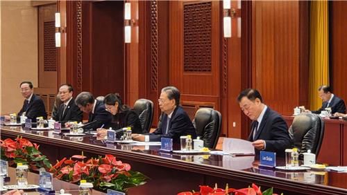 발언하는 자오러지 중국 전인대 상무위원장    (베이징=연합뉴스) 19일 오전 중국 베이징 인민대회당에서 자오러지 전국인민대표대회 상무위원장(공식 서열 3위·오른쪽에서 2번째)이 중국을 방문한 한중의원연맹 의원단에게 인사하고 있다. 2024.9.19 [베이징특파원 공동취재단]