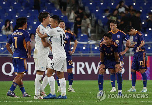 울산, 가와사키에 패배(울산=연합뉴스) 김용태 기자 = 18일 울산 문수축구경기장에서 열린 아시아축구연맹(AFC) 챔피언스리그(ACL) 엘리트(ACLE) 울산 HD와 일본 가와사키 프론탈레의 경기가 끝난 후 패배한 울산 선수들이 아쉬워하고 있다. 2024.9.18 yongtae@yna.co.kr