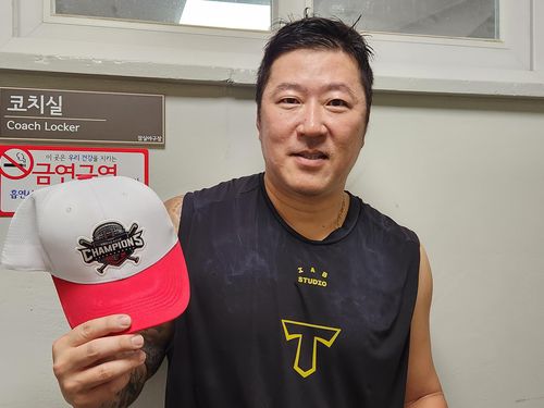 정규시즌 우승 기념 모자 들고 인터뷰하는 최형우(서울=연합뉴스) KIA 최형우가 19일 서울시 잠실구장에서 '정규시즌 우승 기념 모자'를 들고 연합뉴스와 인터뷰하고 있다.