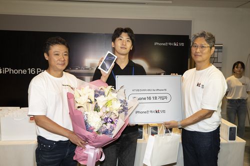 KT 아이폰 16 1호 가입자[KT 제공. 재판매 및 DB 금지]
